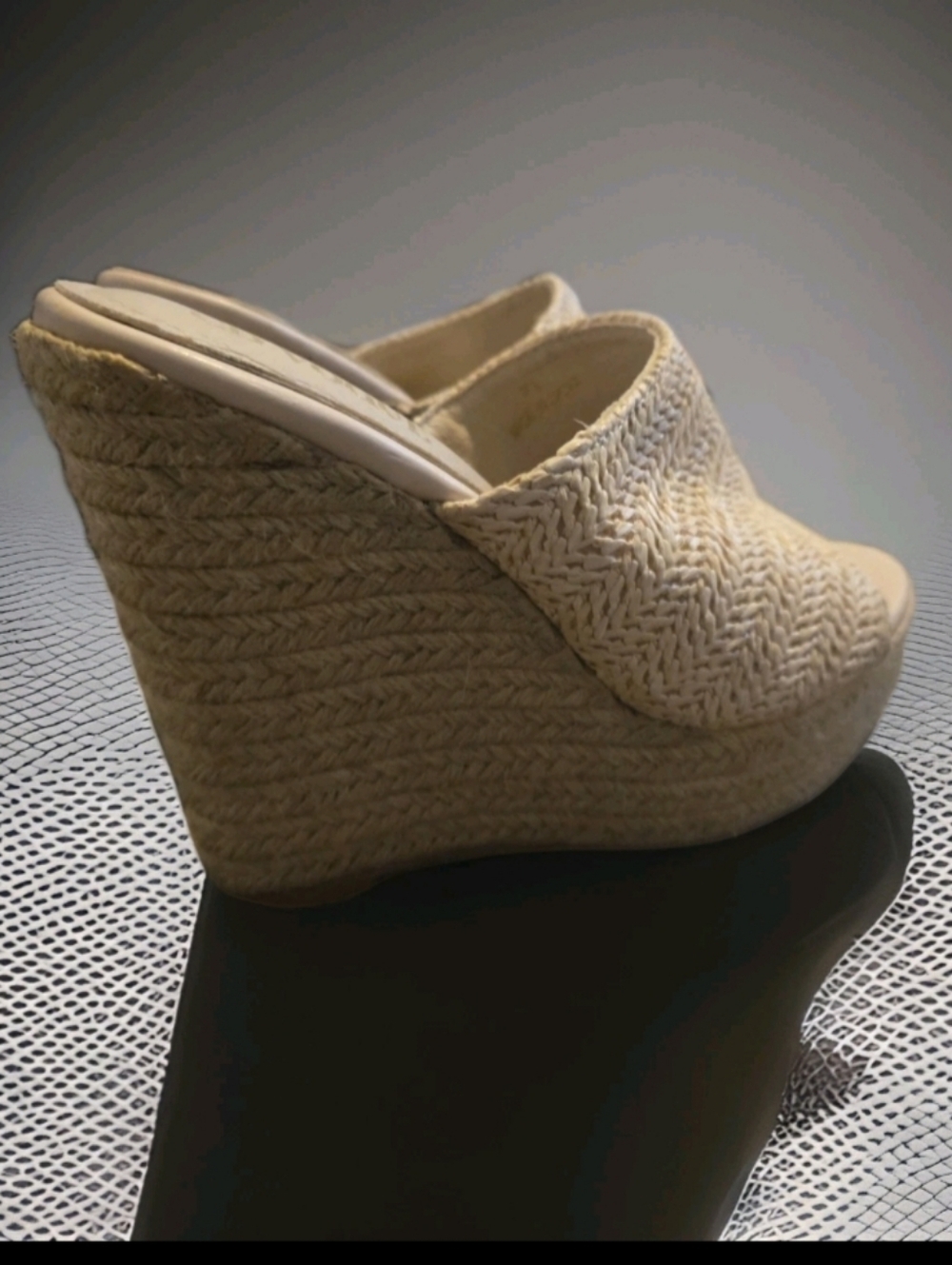 C D Vogue woven raffia platform mules, featuring a distinctive zigzag-patterned. - Picture 2 of 5